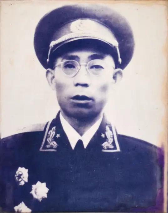 为报夺妻之恨愤然参军，22年后成军区副司令归乡，恶霸下场如何？
 
1955年秋
