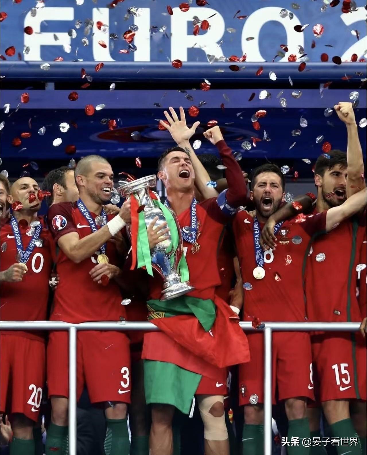 葡萄牙球星C罗在社媒分享自己随葡萄牙国家队三次捧杯的照片，庆祝葡萄牙足协成立11