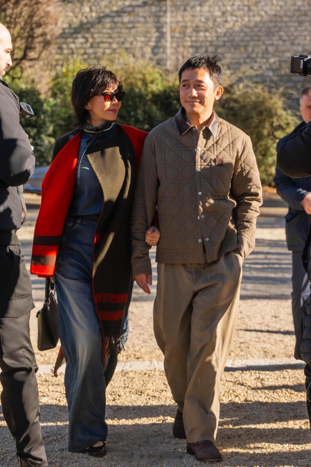 刘嘉玲梁朝伟机场牵手 赤马年一路奔波飞行，夫妻俩依旧牵手相伴，恩爱模样丝毫不受行