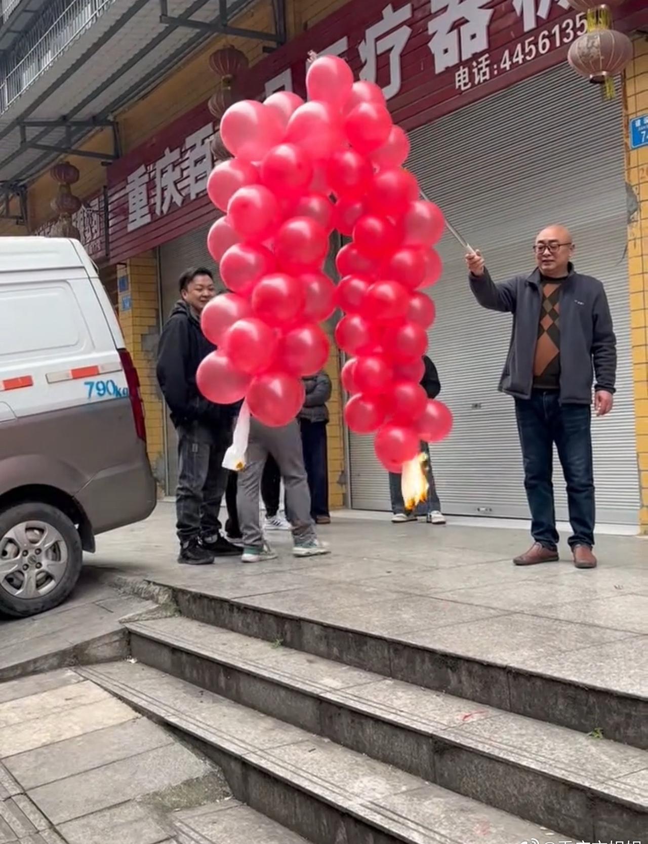 重庆街头惊现气球鞭炮近日，重庆街头有市民朋友自制了气球版的鞭炮，他们把气球串在一