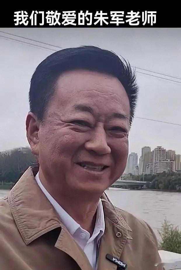 谁能想到，当年在春晚舞台上意气风发的朱军老师，现在会变成这样？
 
最近有人晒出