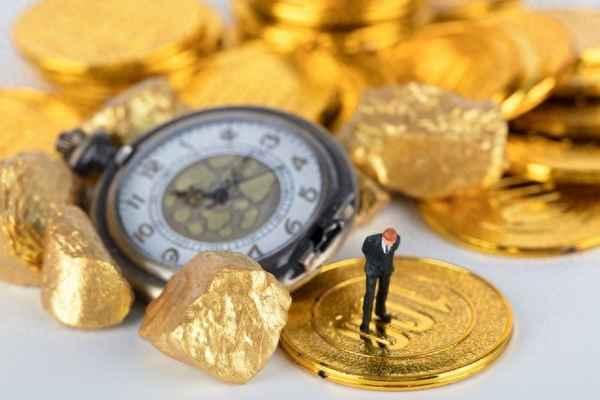 大家要有思想准备，金价或将重演20年前那波超级牛市！
上海黄金交易所门口排起长队