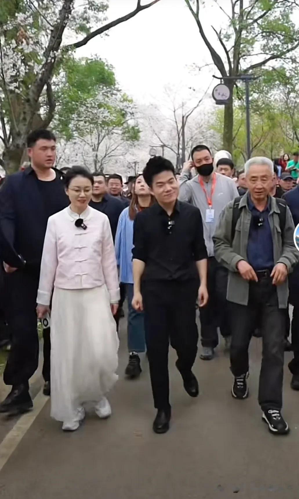 好美，董宇辉发视频了，这次只能隔屏相望看着你向我走来，下次换我奔向你，无论相隔千