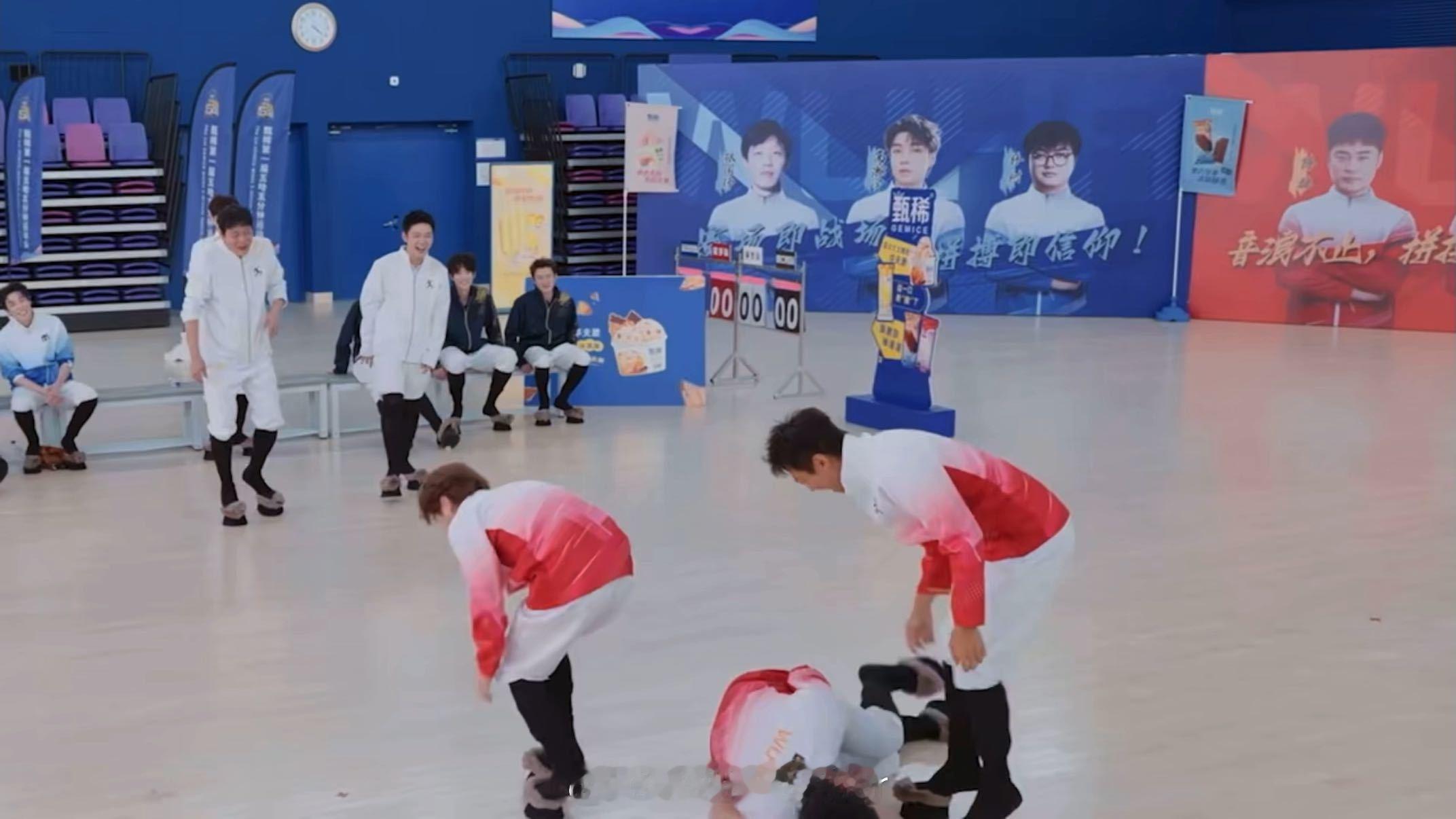 陈赫也工伤了鹿晗误伤陈赫哈哈哈哈哈 鹿晗误伤陈赫应该是无心之失，陈赫的调侃也化解