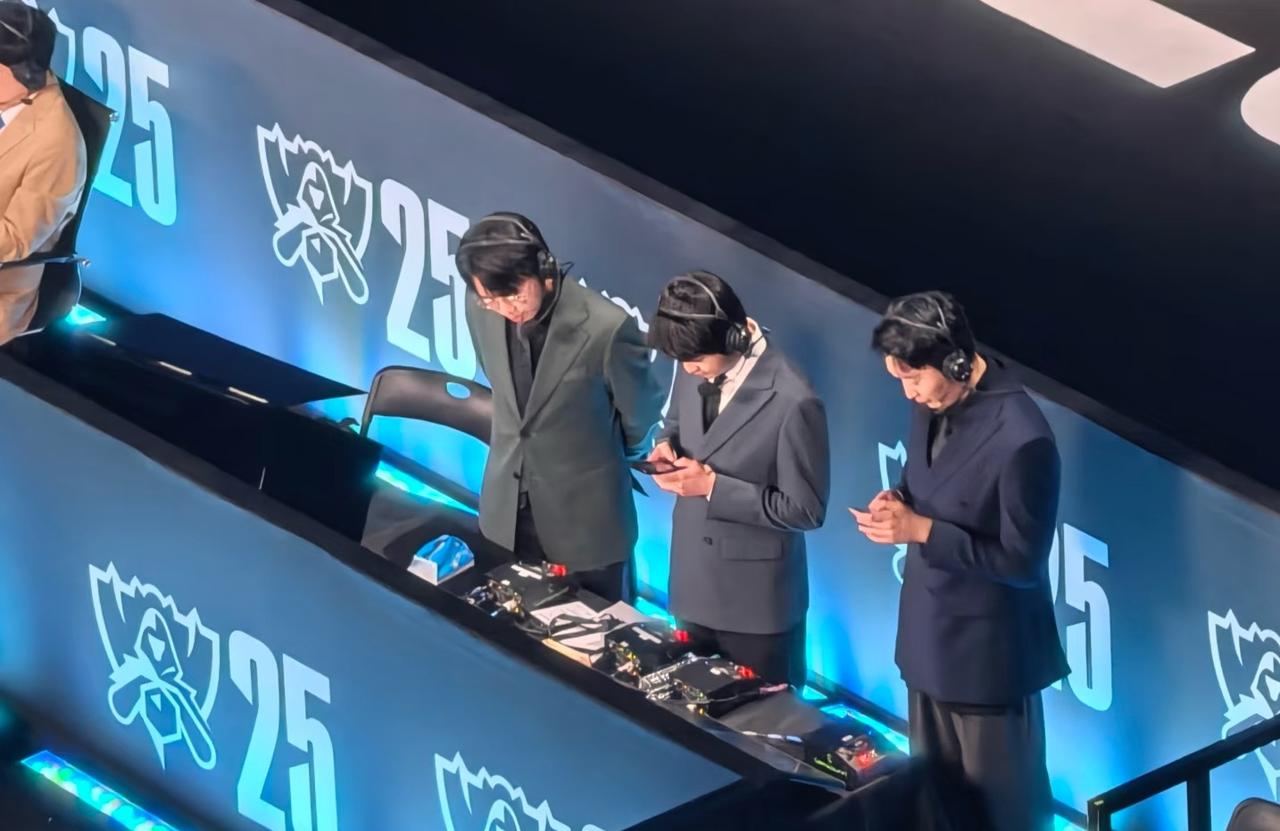 原来世界赛的解说席和评论席是这样的。

你看lpl 解说都喜欢站着，管不得他们解