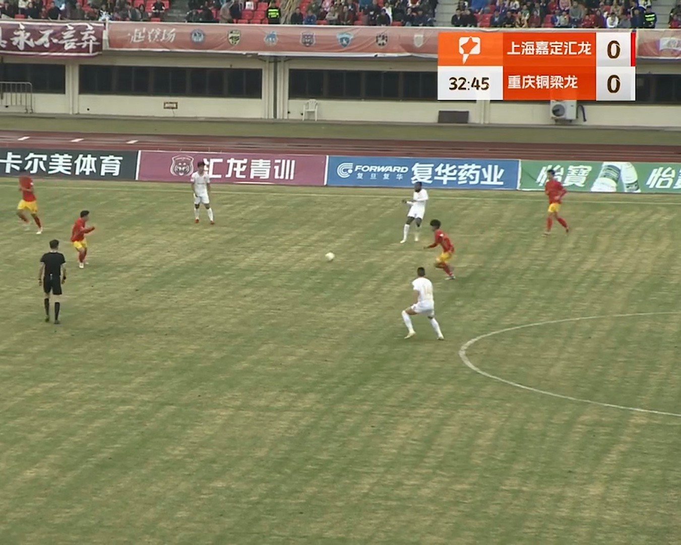 这草皮有点像公园理发大爷一边抖腿一边用推子推的。[哪吒使壞]中甲联赛 ​​​