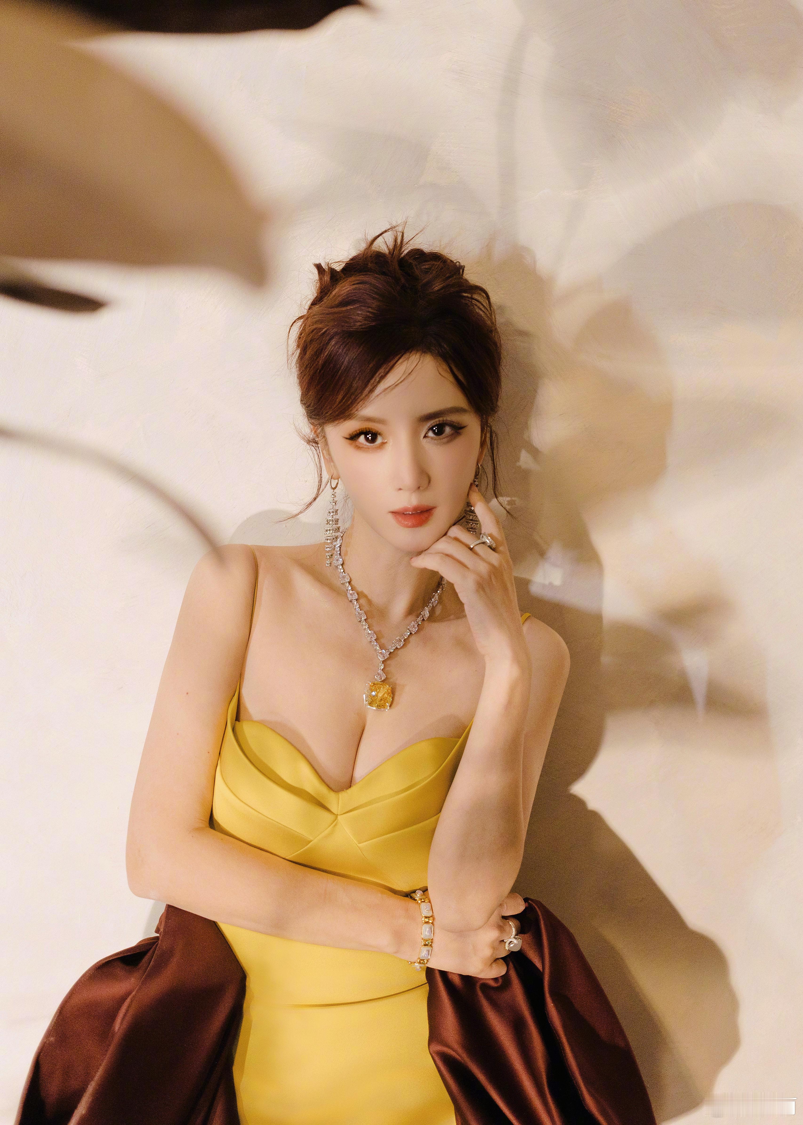 张萌也太美了吧！这一身黄裙也太适合她了！完美地展现了自己的身材，我都快要认不出她