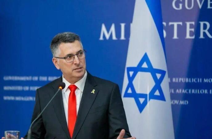 刚和一位从宣传口退下来的老师傅喝茶，他抿了口茶，低声说：“这回，咱们把话撂在台面