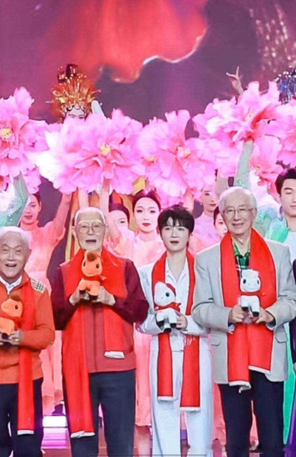 周深实力和流量在周深这里从来不是二选一 向全世界安利我担 距离老艺术家还差一个 