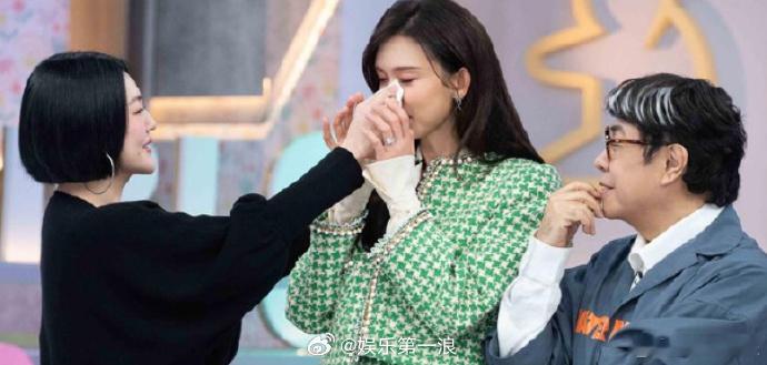 林志玲落泪鼓励小S小S给林志玲擦泪 据台媒，复工后首度邀请到好友录制《小姐不熙娣