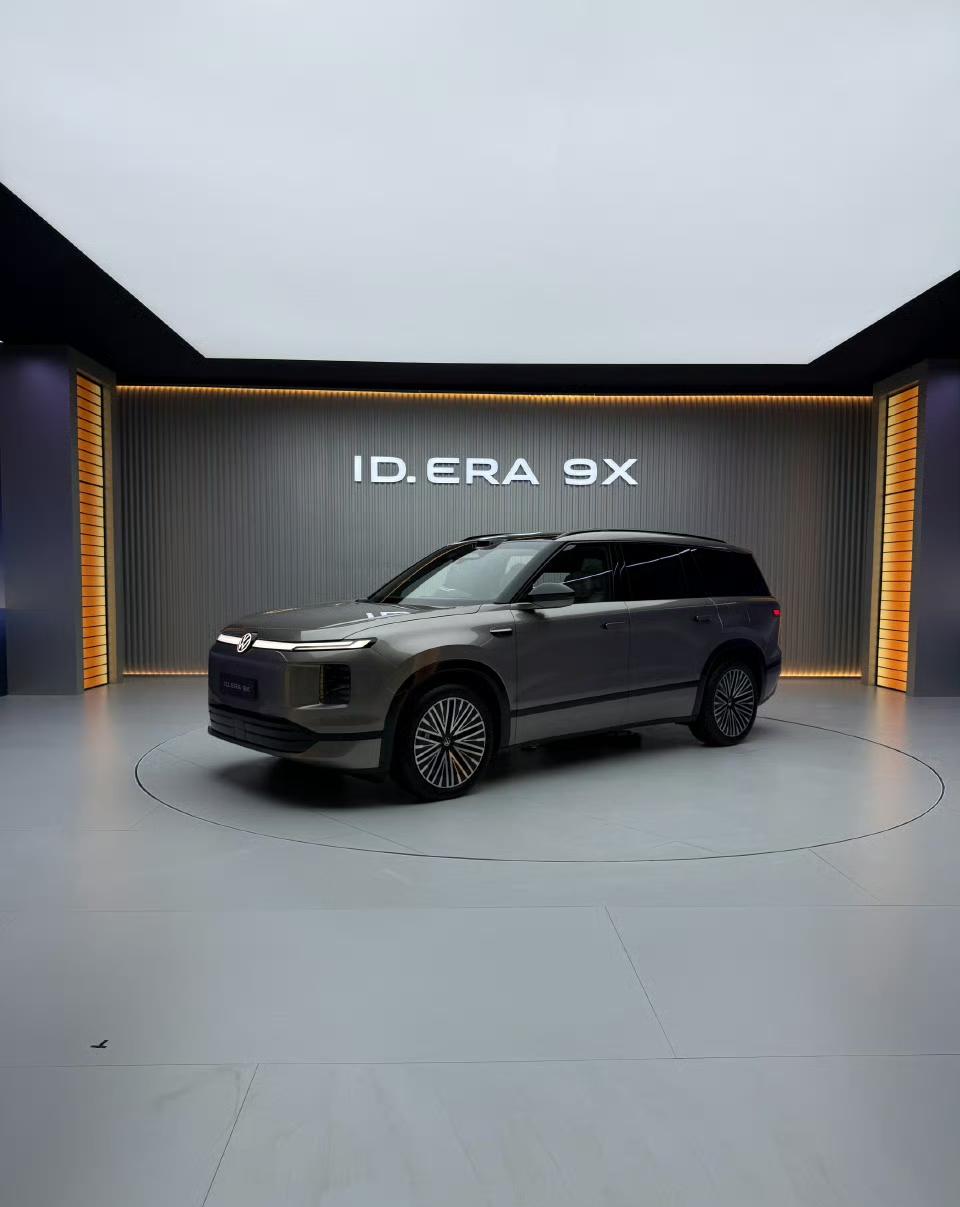 ID.ERA 9X我很喜欢的两个小细节：
一个是冰箱除了前排主副驾各自有按钮以外