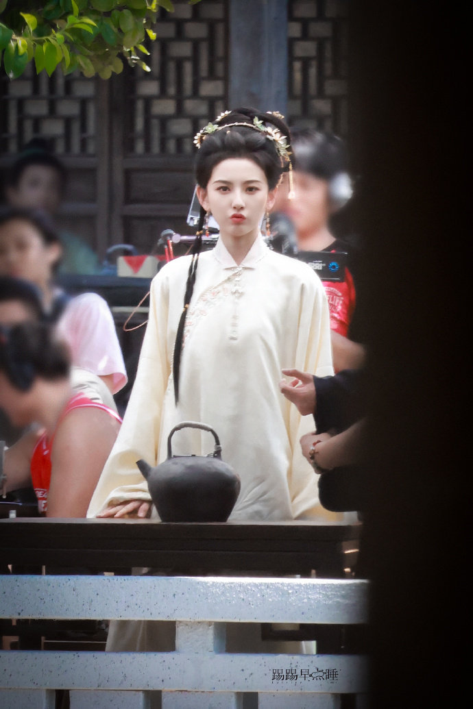 宋祖儿表妹万福甄嘉芙红衣路透宋祖儿甄嘉芙红衣造型明媚感 宋祖儿表妹万福甄嘉芙红衣