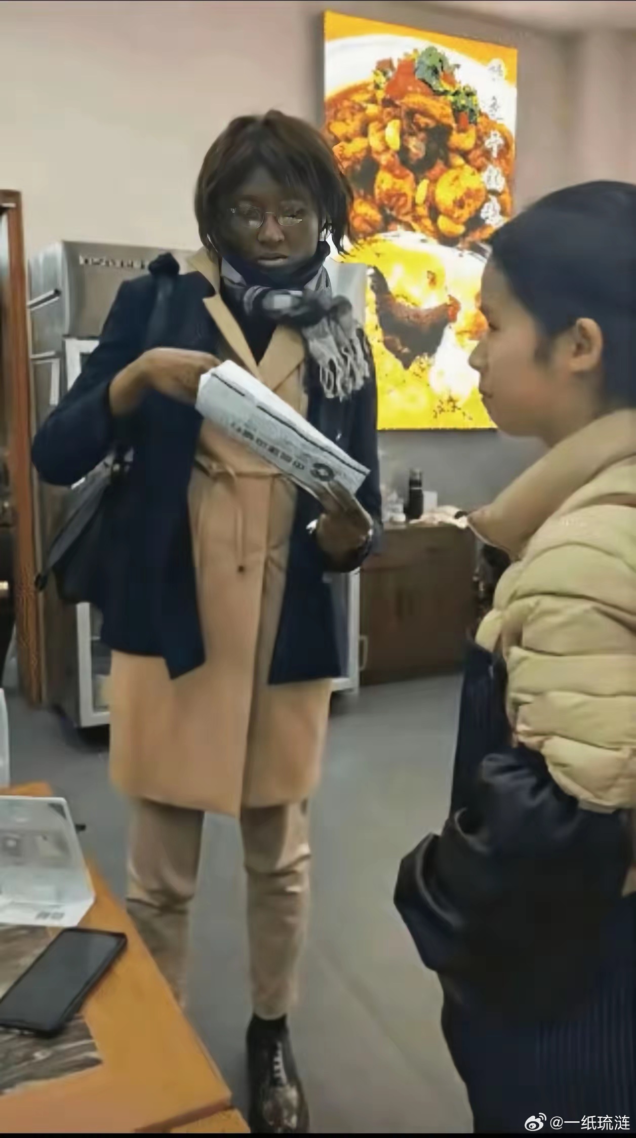 吃饭付钱，本就是天经地义的事，不管是中国人还是外国人，都没有例外。近日有网友拍到