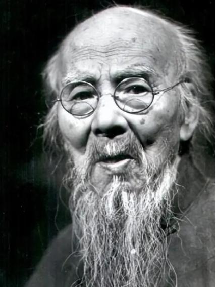 1947年，李可染带画作拜见齐白石，齐老坐在躺椅上随手翻看。看过几幅后，齐老突然