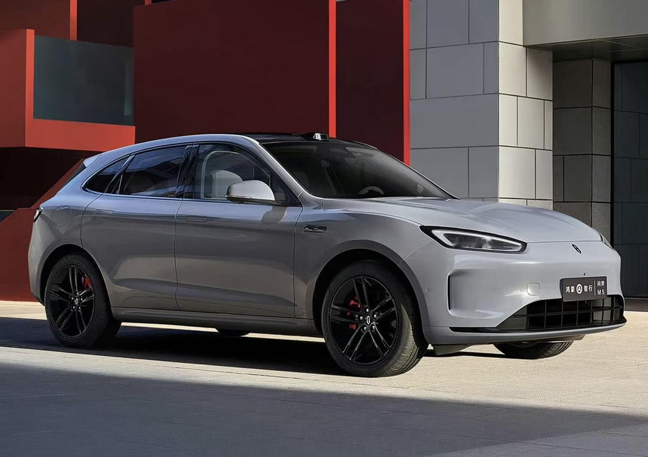 同为鸿蒙智行5系，问界M5和尚界H5谁更帅，这还真得好好唠唠。
外观上，问界M5