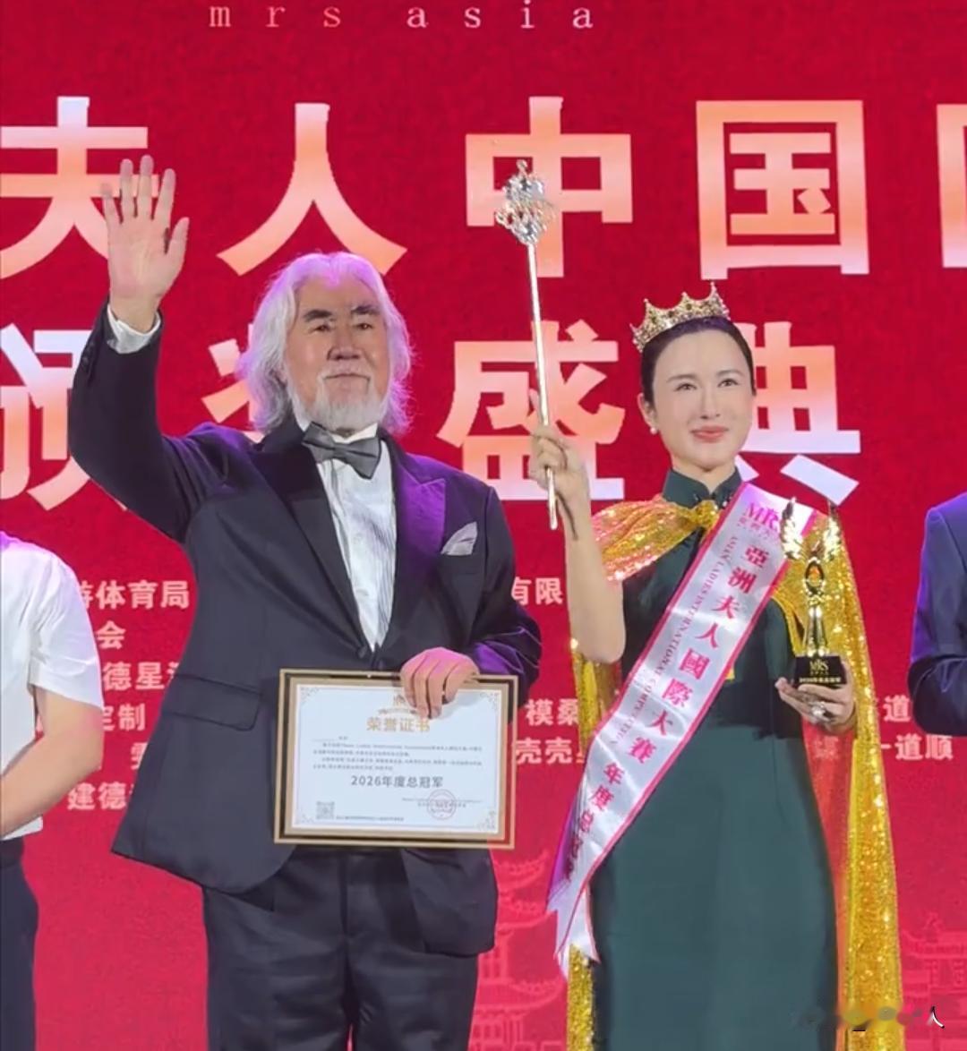 杜星霖获得“亚洲夫人”这个奖项，确实实至名归。她既能修身练字、笔墨静心，自律揉进