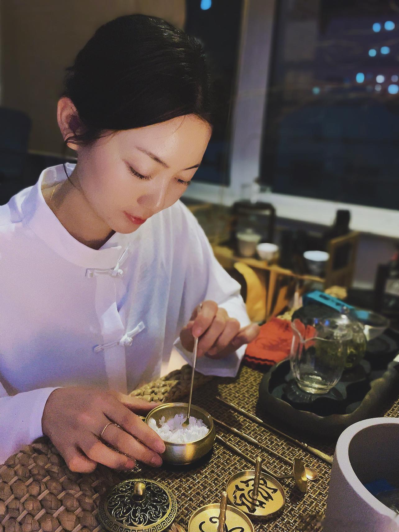 优雅的人生，淡而有味，犹如一柱燃烧的檀香，香散十方，普熏一切。#茶[超话]#  