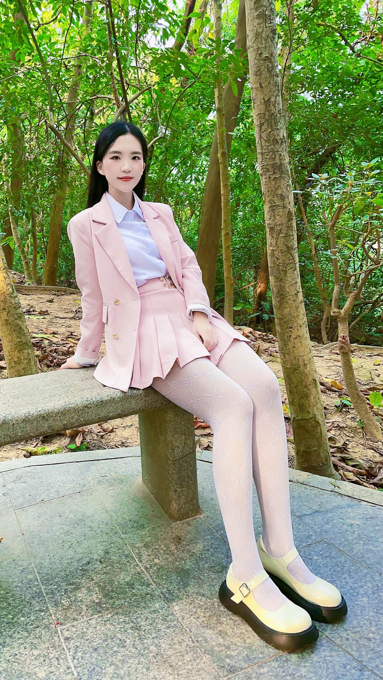 生活就该有些阳光，有点自由，还有一些花朵
美女 花藤袜 网袜 今日穿搭