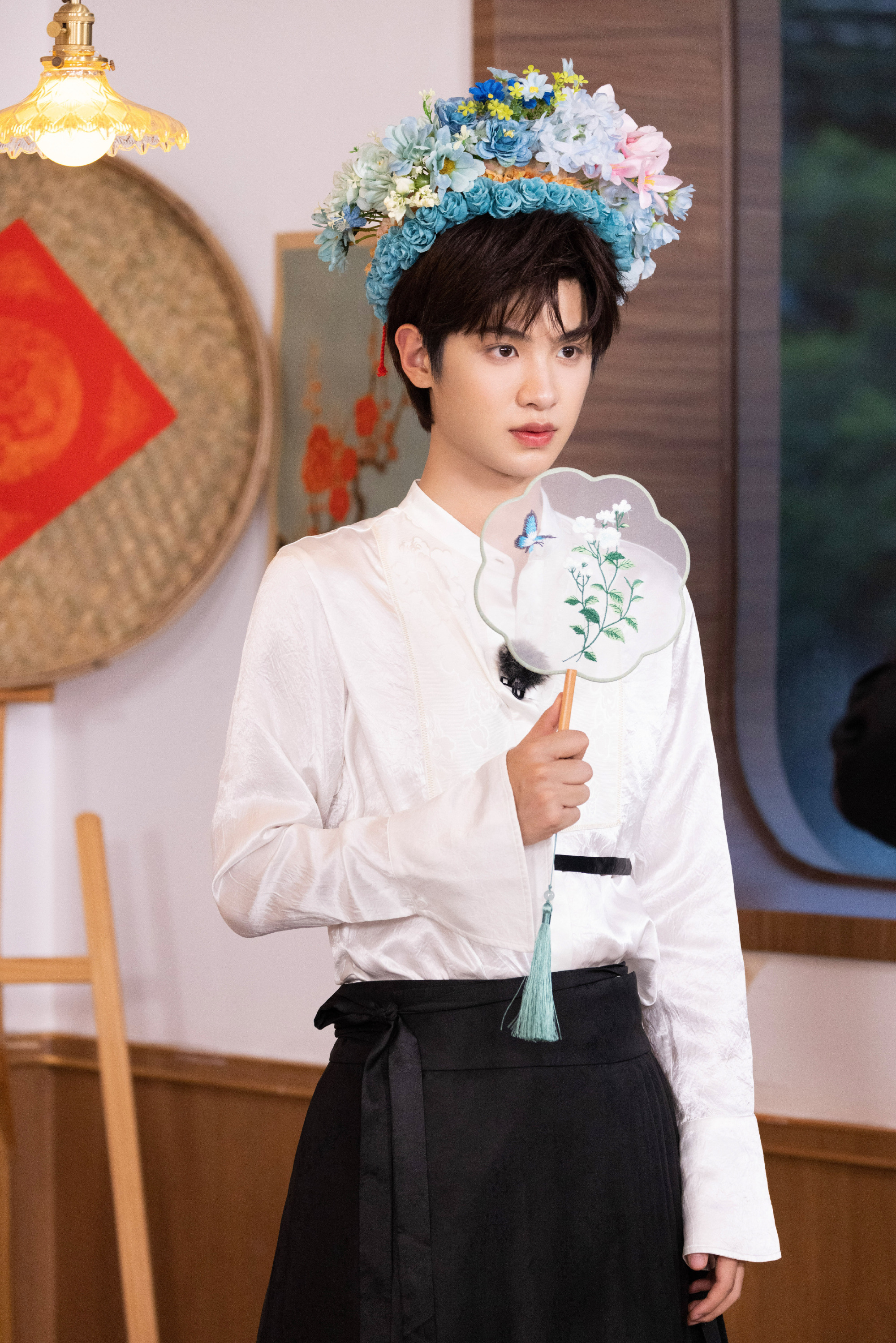 #黄明昊终于簪花了#没办法拒绝帅哥簪花啊，黄明昊的簪花造型也太帅气了适配度超高，