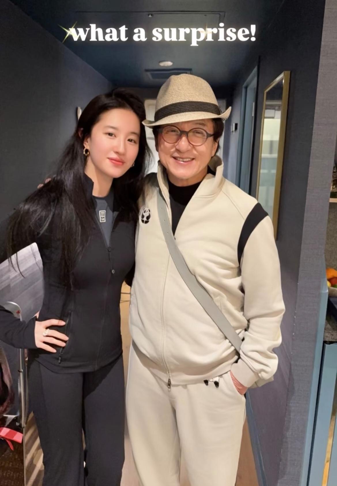 今日份惊喜，哇塞，是要与成龙拍戏了吗。