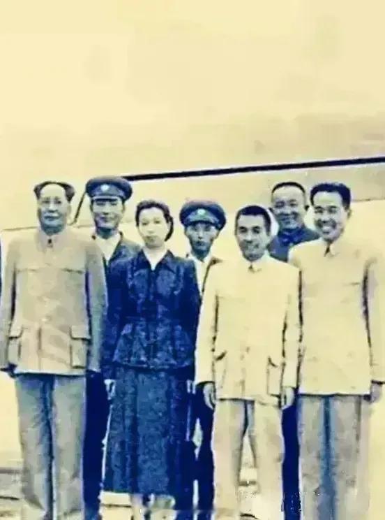 那些尘封已久的历史老照片，总带着难以言说的珍贵。就如同主席在广州白云机场与各位领