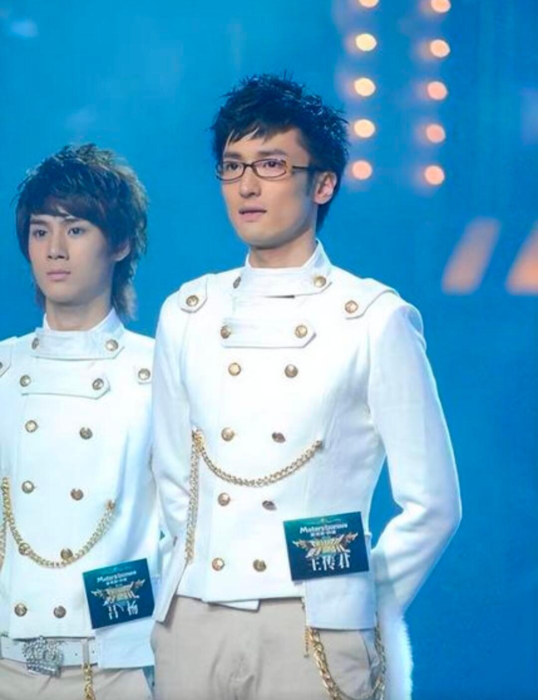 井柏然王传君都是加油好男儿出道的 突然一下想不起来，看到这张戴眼镜的照片就都想起
