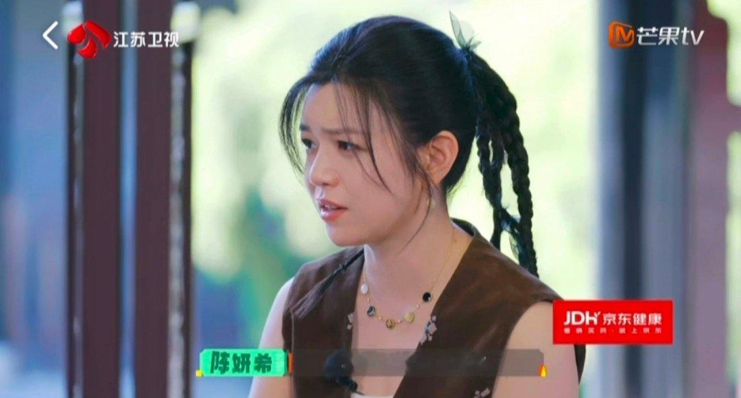陈妍希自曝经常熬夜爱玩手机陈妍希说经常熬夜玩手机《莫离》 谁能想到气质温婉的她，