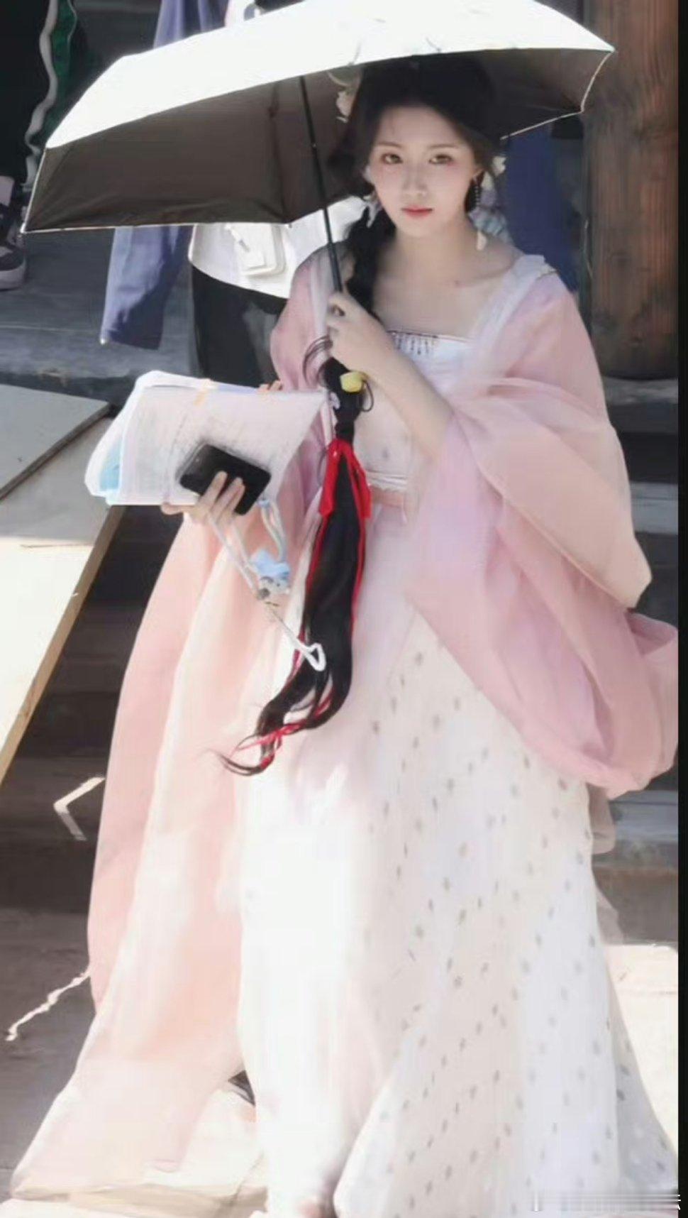 这套算是卢昱晓的人生妆造了吧 ​​​