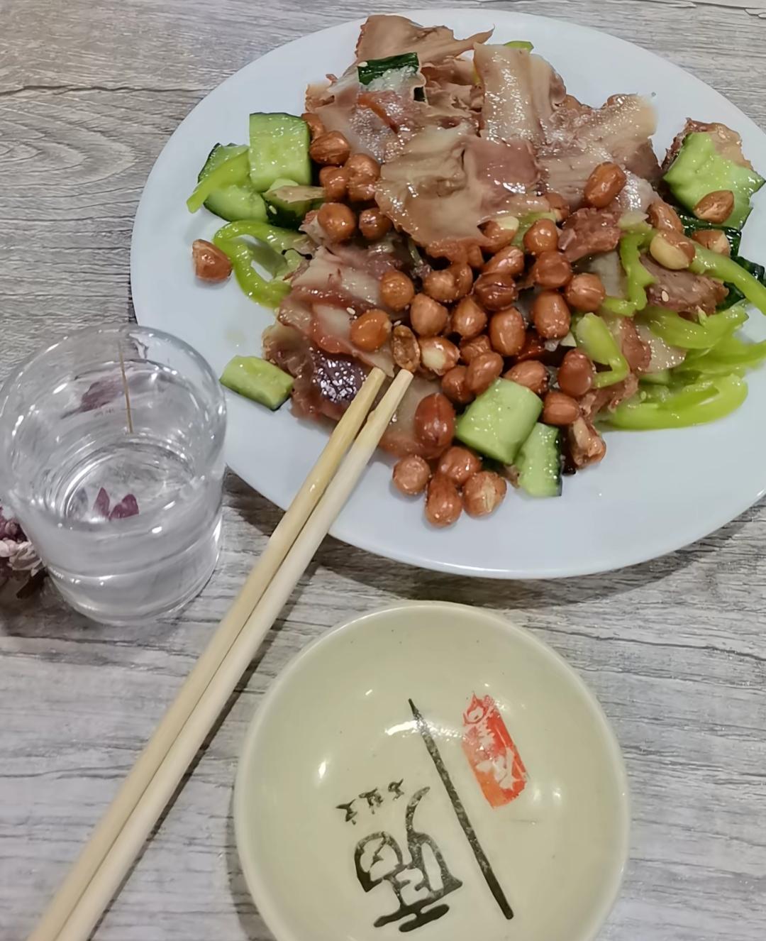 一盘炒肉配花生，看起来真香！下班后的快乐，一个人一个菜，这杯酒🍷敬所有80后，