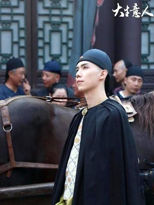 别信什么“嫁”给资源就能翻身。
李万堂用一生证明，上门女婿最狠的报复，不是带走财