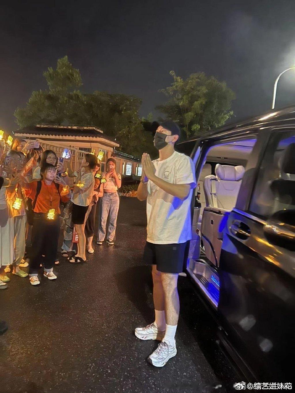 #新浪娱乐[超话]##李现叮嘱粉丝结伴回家# 就喜欢像他这样有责任心的偶像了，很
