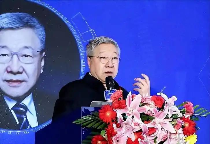 争议的焦点集中在一个极其精准的时间点上。
 
郑秉文1955年出生，按照规定20