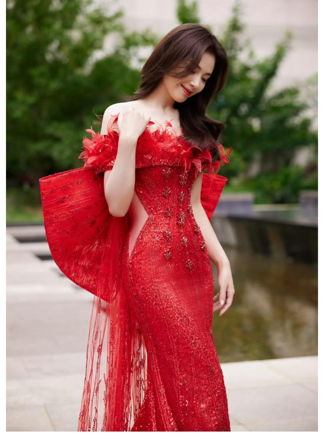 刘涛，红色裙子太喜庆了，也很显肤色。