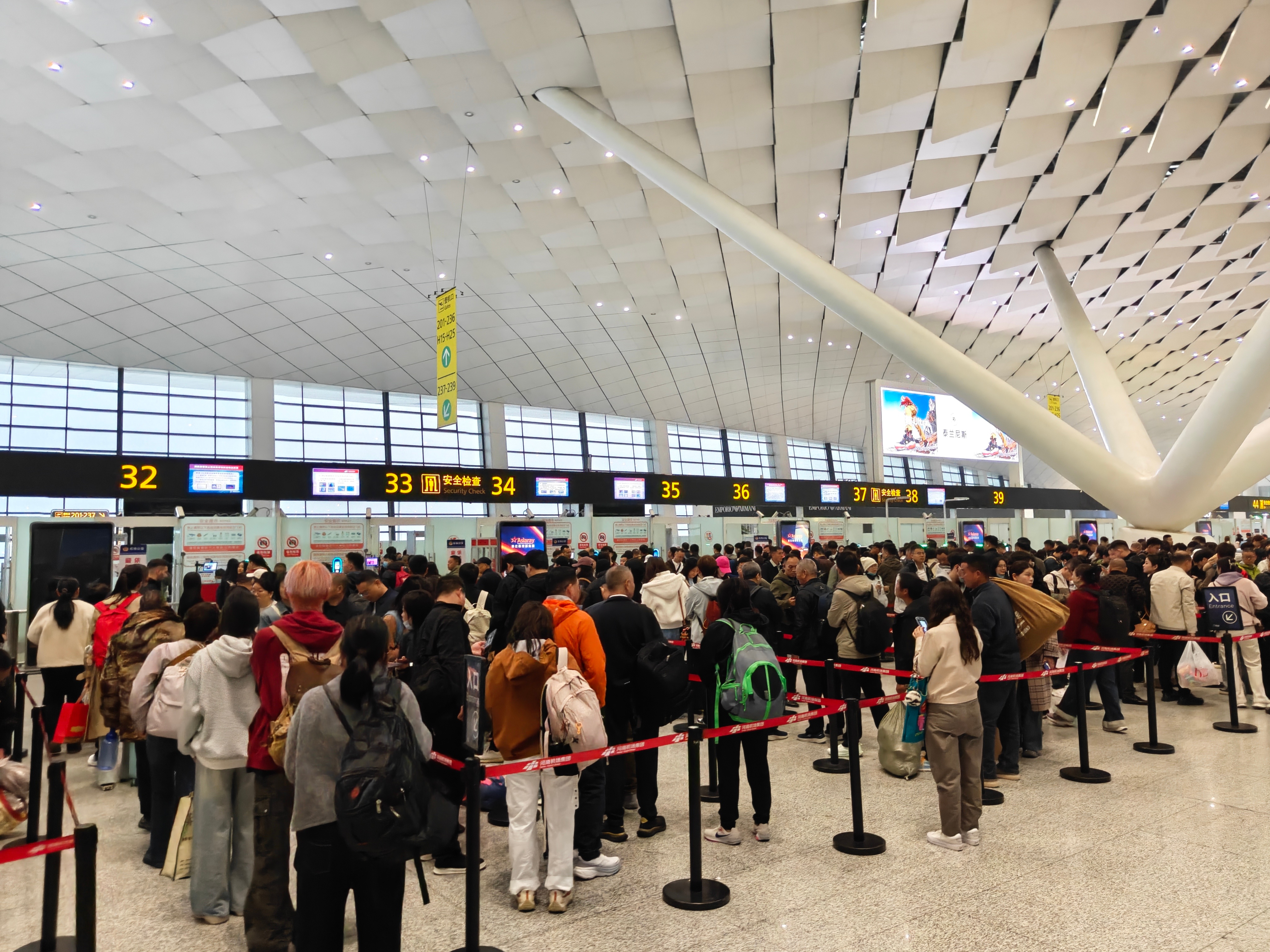 7点的机场怎么会有这么多人？第一次感觉到早到机场有必要，因为即使易安检也排了一二