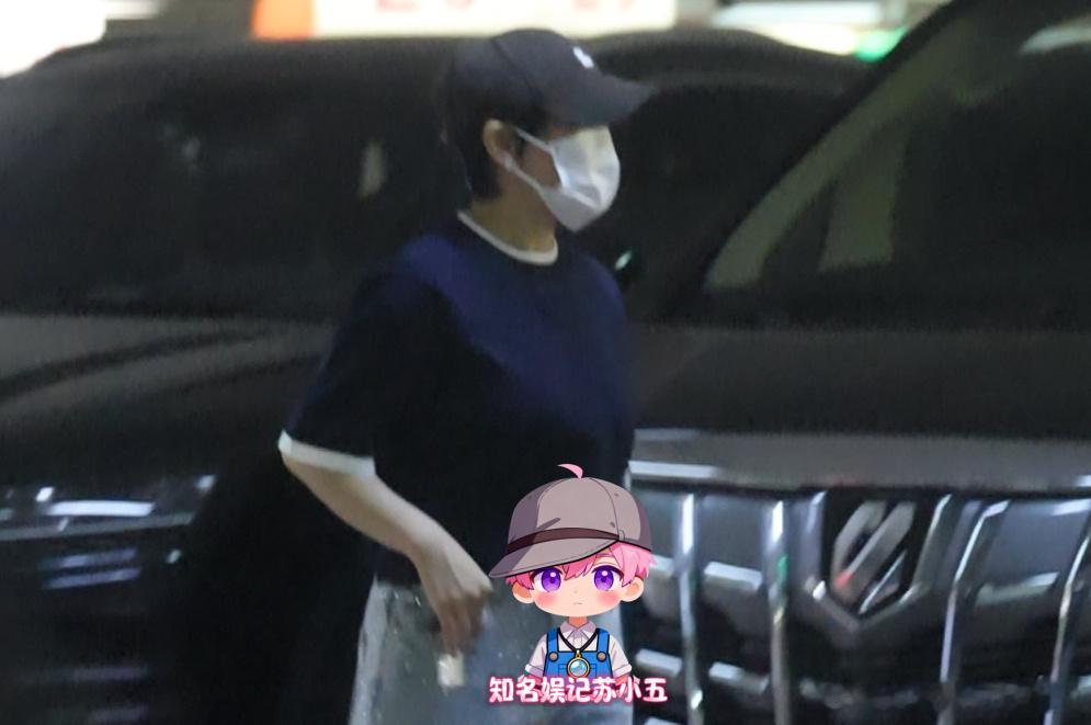 曝沈春阳奢侈品商场狂扫货 有八卦自媒体曝沈春阳独自到奢侈品商场逛街购物，逛完之后