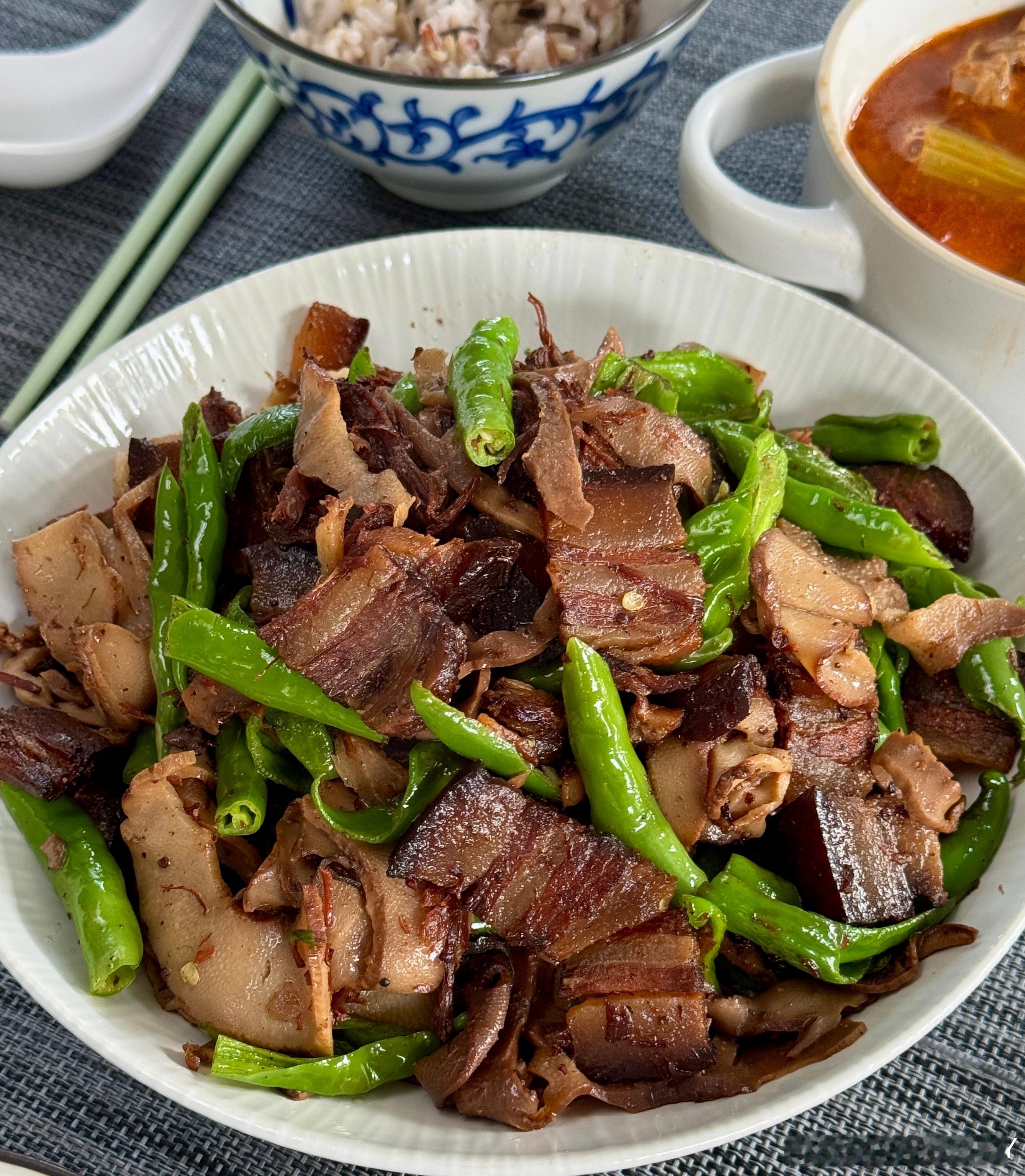 十六的月亮。（图一，图二，图三）十六的二人食  晚餐： 线椒、烟笋炒腊肉 （太香