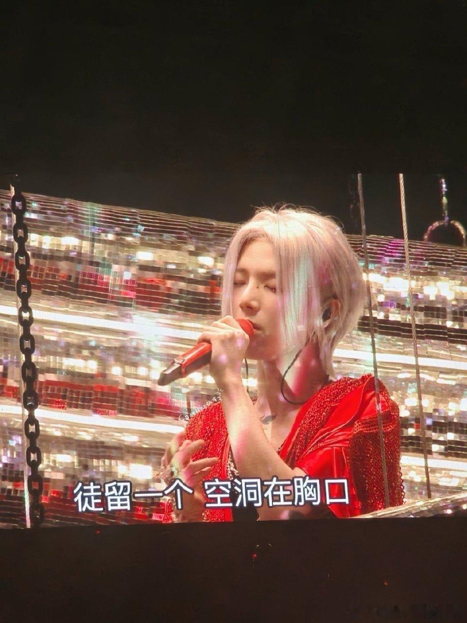 华晨宇直播被投屏在商场大屏 原来还能这么玩！华晨宇直播秒变商场大屏“演唱会”，围