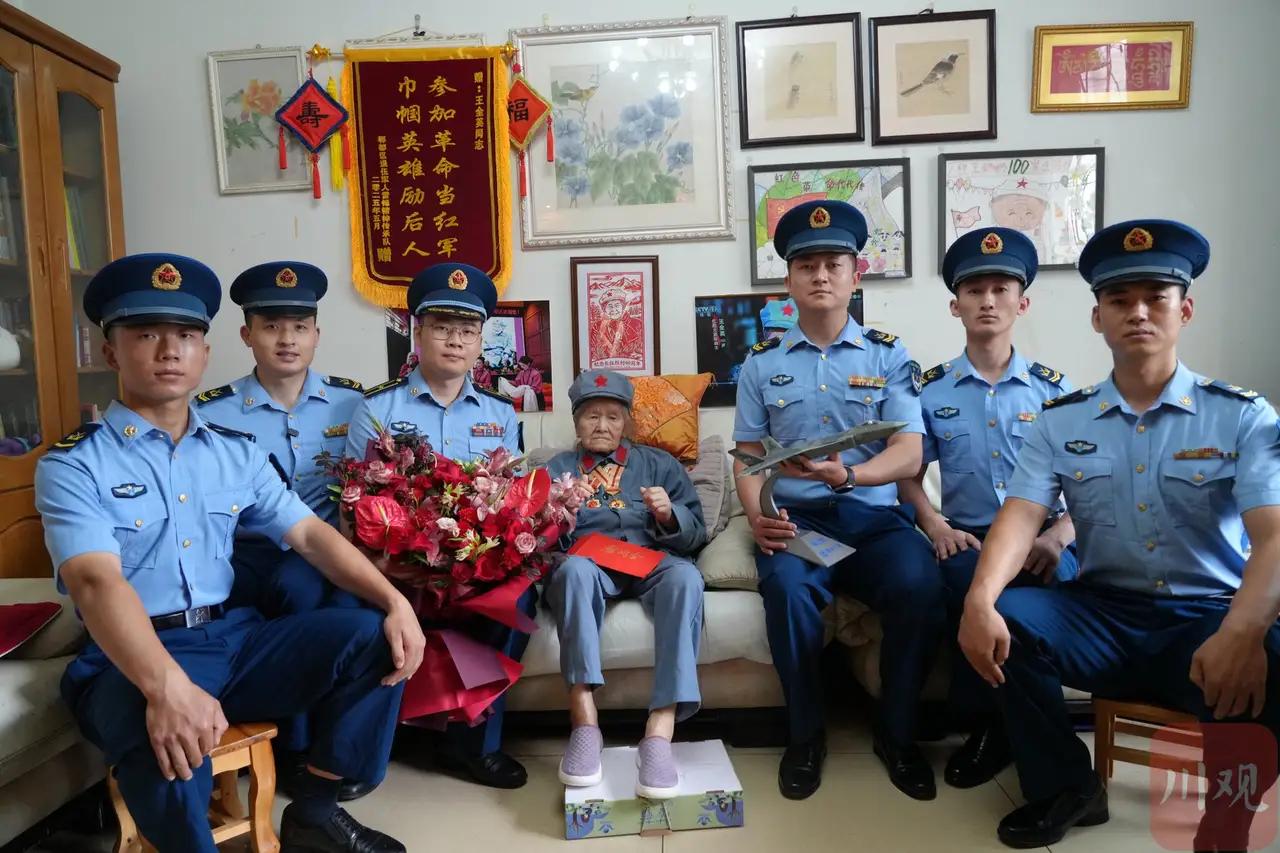 一个时代的结束，参加过长征的必须致以崇高的敬意！
       我们无法想象那个