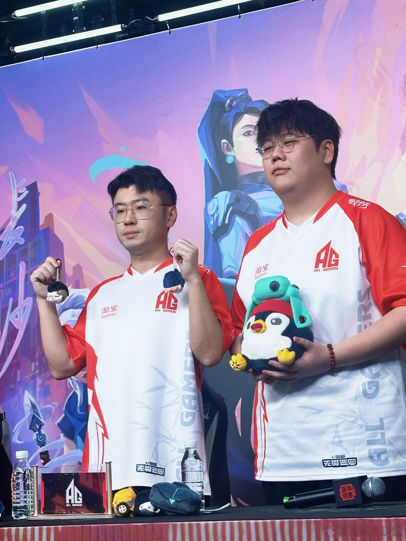 教练和大虾采访合照~AG长沙站战胜TECTEC长沙站对阵AGAG无畏契约