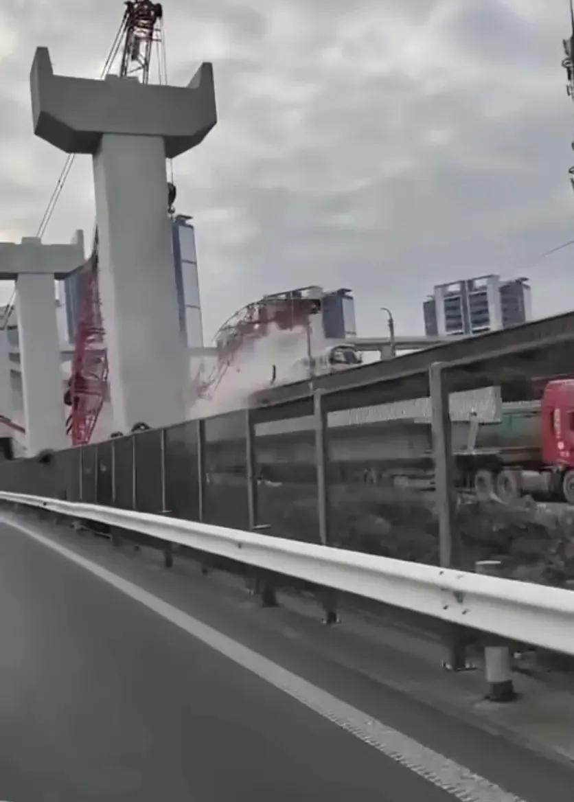 上海地铁突发！11号线受损，乘客已疏散！涉及这个方向的乘客不要乘坐！
由于外部塔