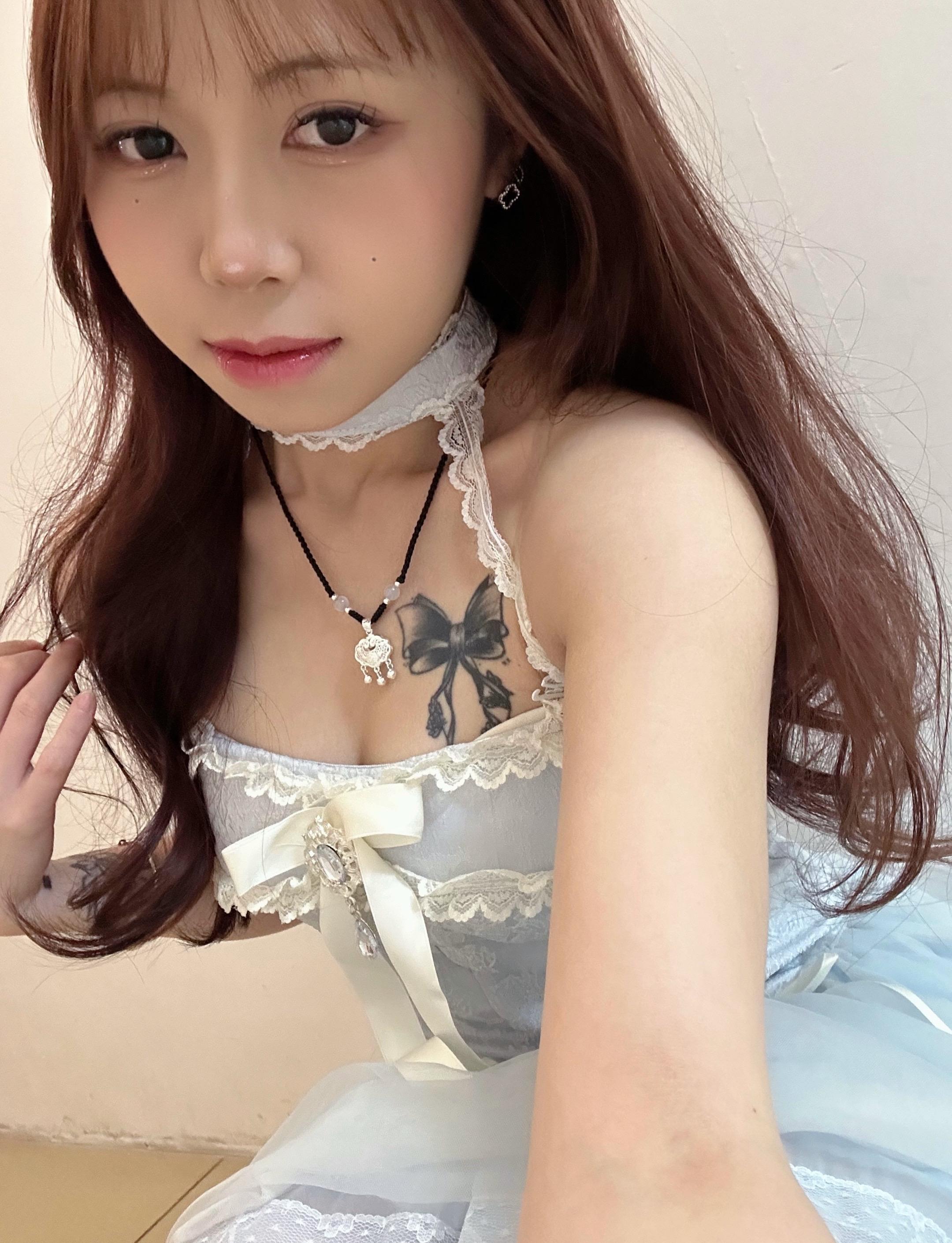 我知道人不能太贪心 但那天看着你的眼睛 我也想陪你好久好久