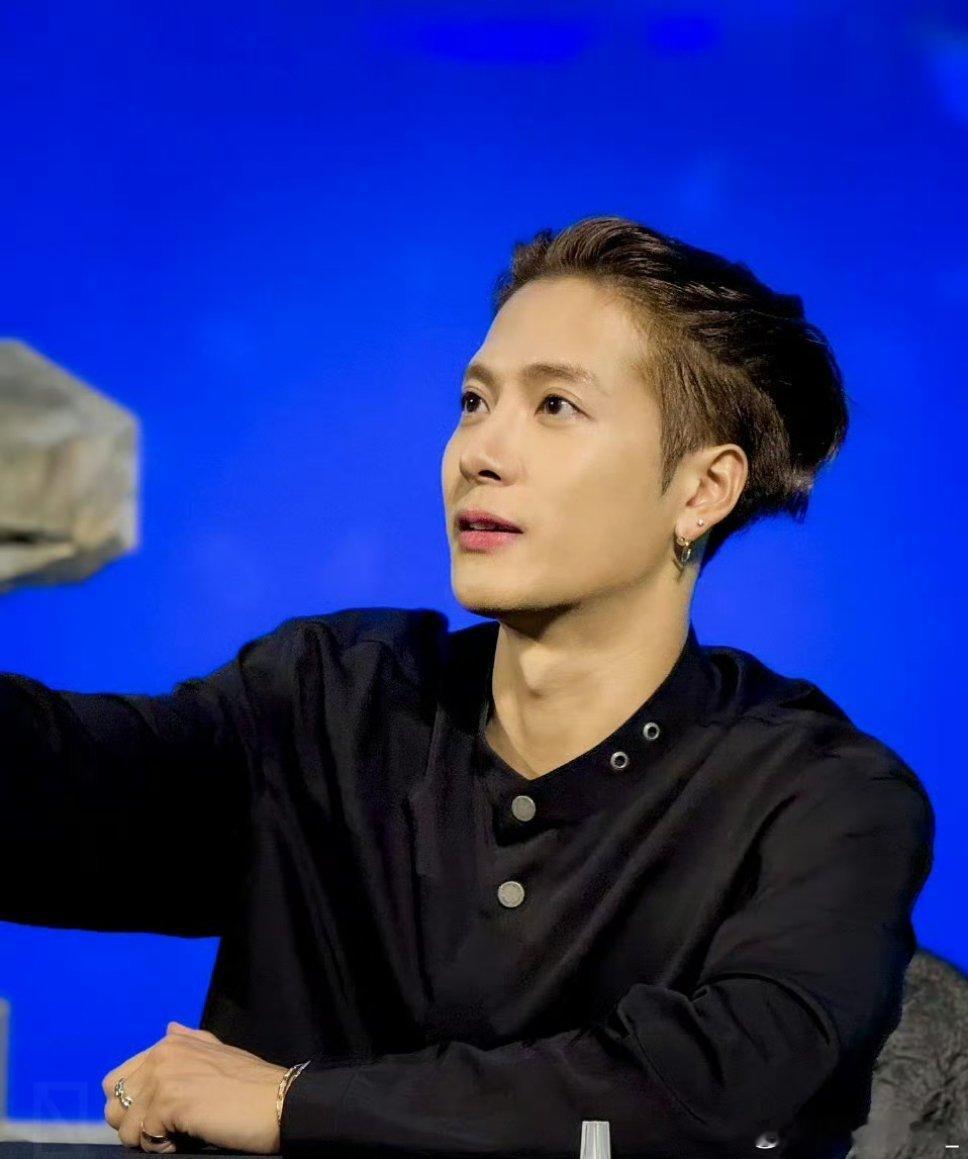 #王嘉尔自曝有抑郁症#原来这么帅这么有钱的人这么受人喜欢的人也会抑郁吗[泪]可能