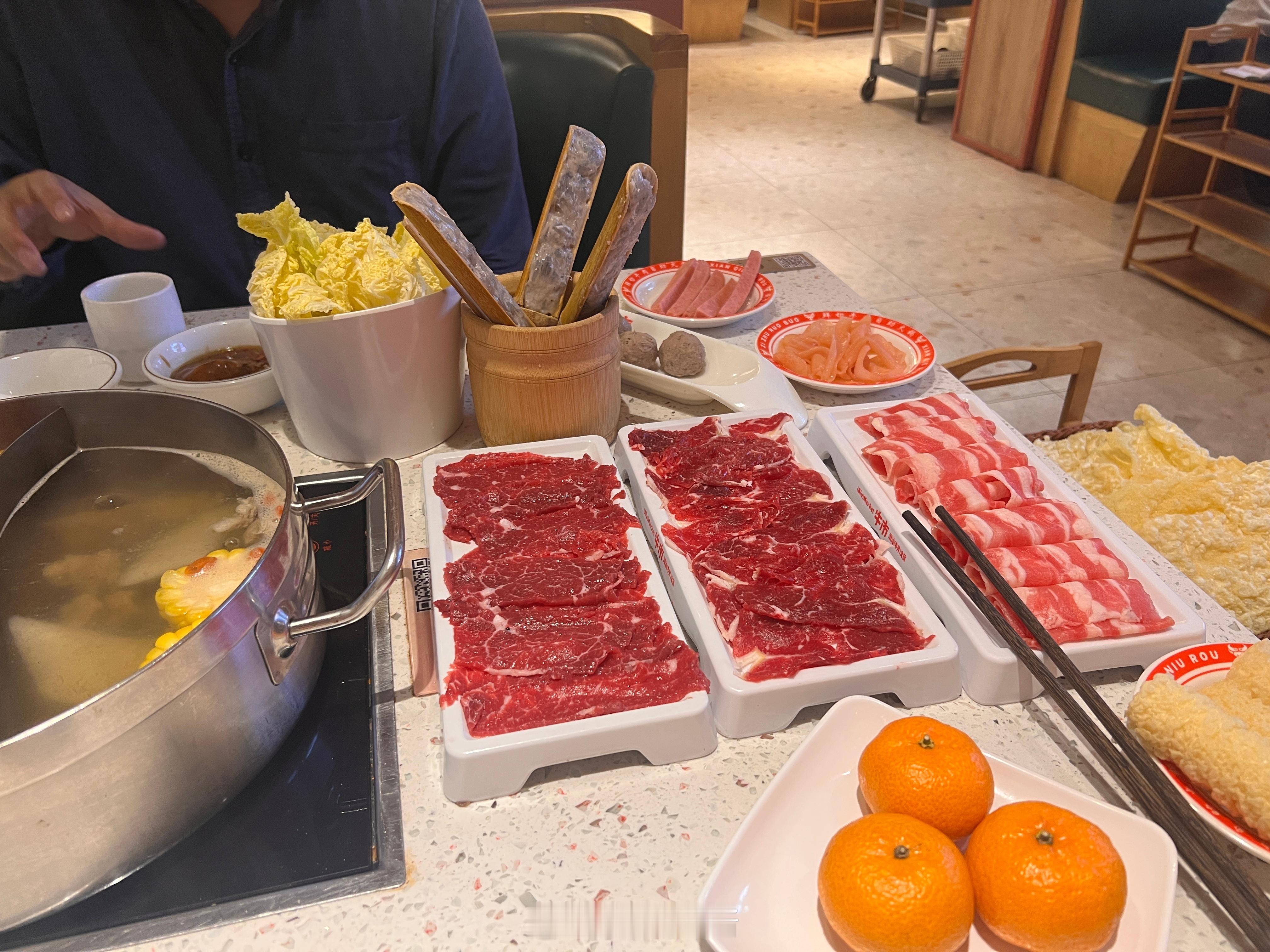 现切的牛肉火锅激发了我的食欲，潮汕火锅，最爱爽口嫩肉和吊龙，肥胓脆脆的，一点都不