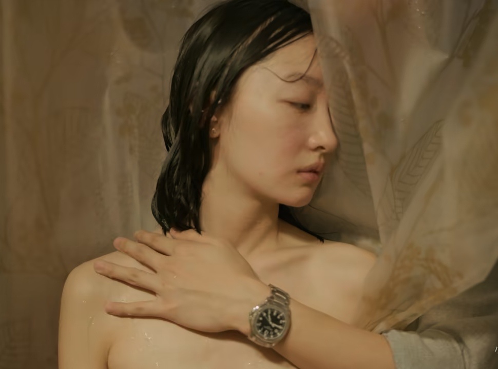 周冬雨明明是平平无奇，但是有锁骨。周冬雨[超话] ​​​