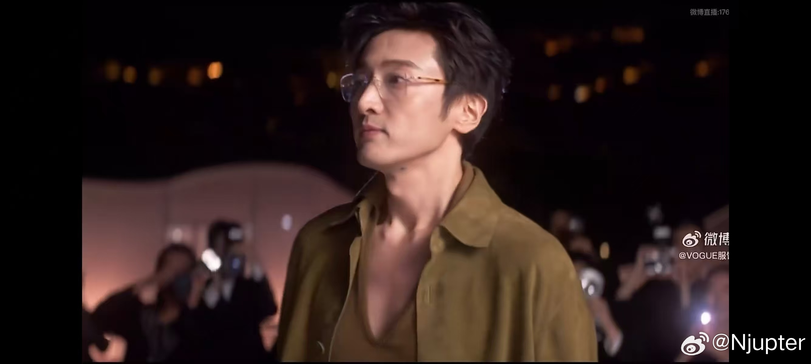 王传君[超话]王传君跑红毯 感觉他不是来完成红毯流程的，就是轻松来赴一场活动，跑