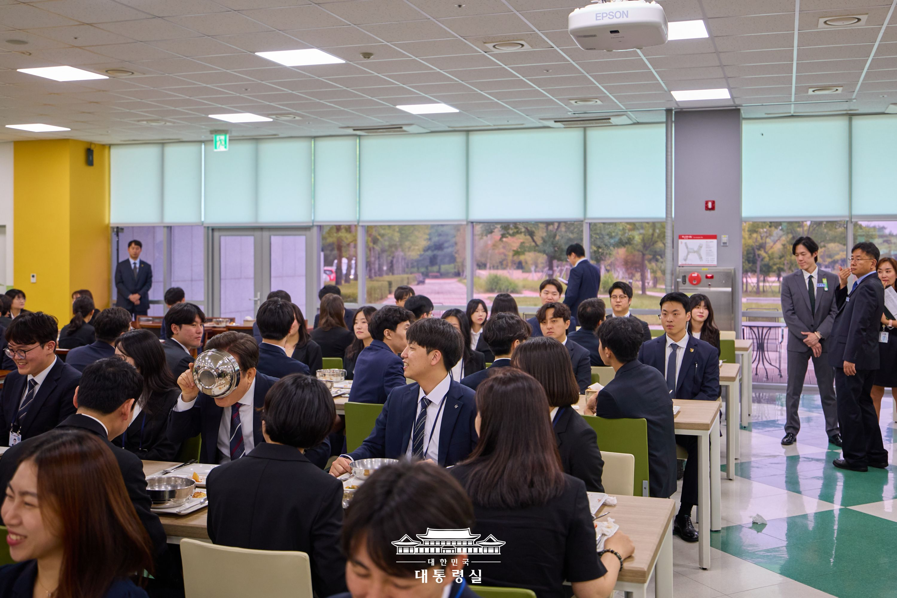 韩国总统室在官网发的照片，找李在明 [笑cry]海外新鲜事热点现场 ​​​