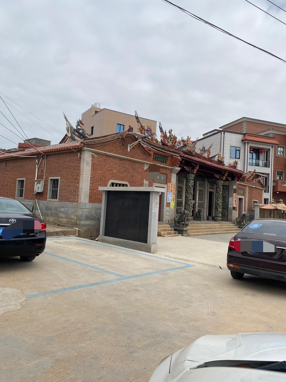 村第六生产队的社员都源自同一个陈姓老祖宗，队长向来在本族内产生。队长老陈已任职3