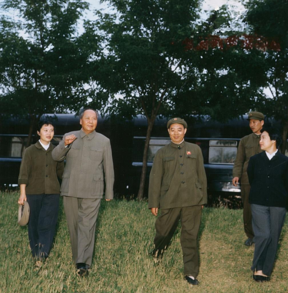 1969年，毛泽东主席在天津视察期间，于休息间隙与身边工作人员汪东兴、张玉凤的合