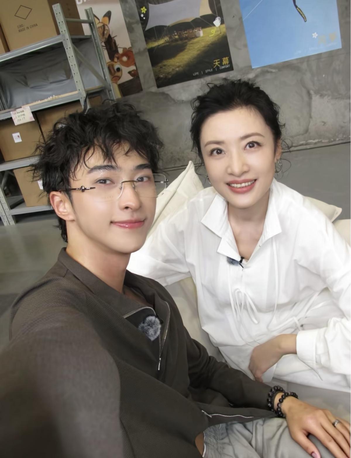 伊能静的儿子恩利长得一点都不像父母。恩利的鼻子看上去长得很奇怪，鼻子特别长，像法