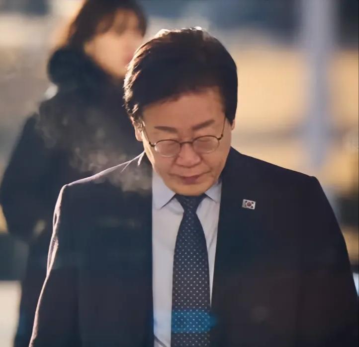 李在明的运气能有多背！
发现自从李在明访日后就开始走霉运。先是访美接机的礼宾要多